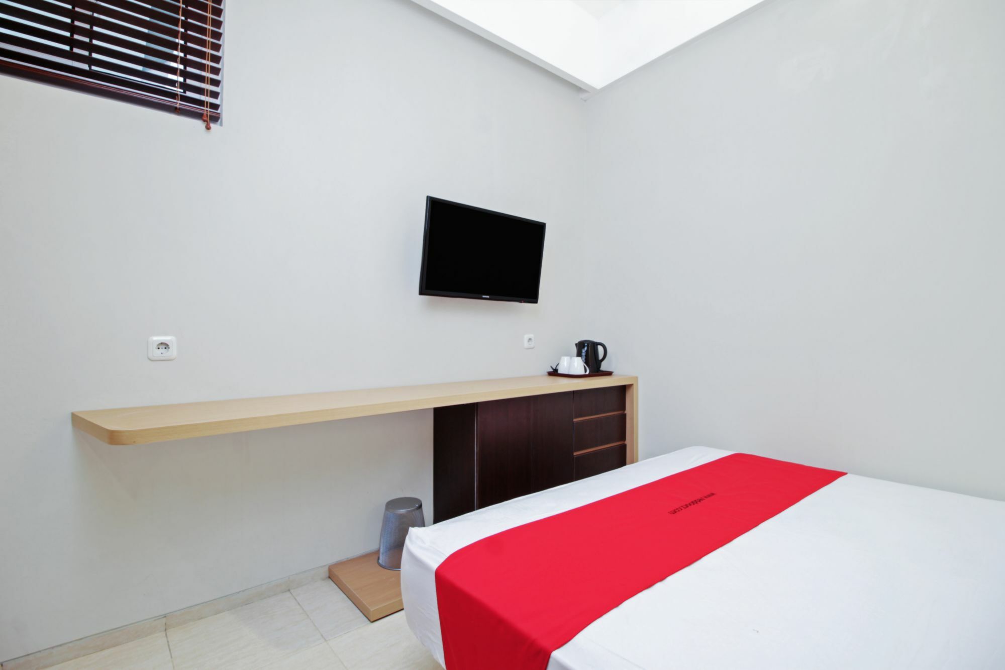 Reddoorz @ Raya Kelapa Dua Gasthuis *
